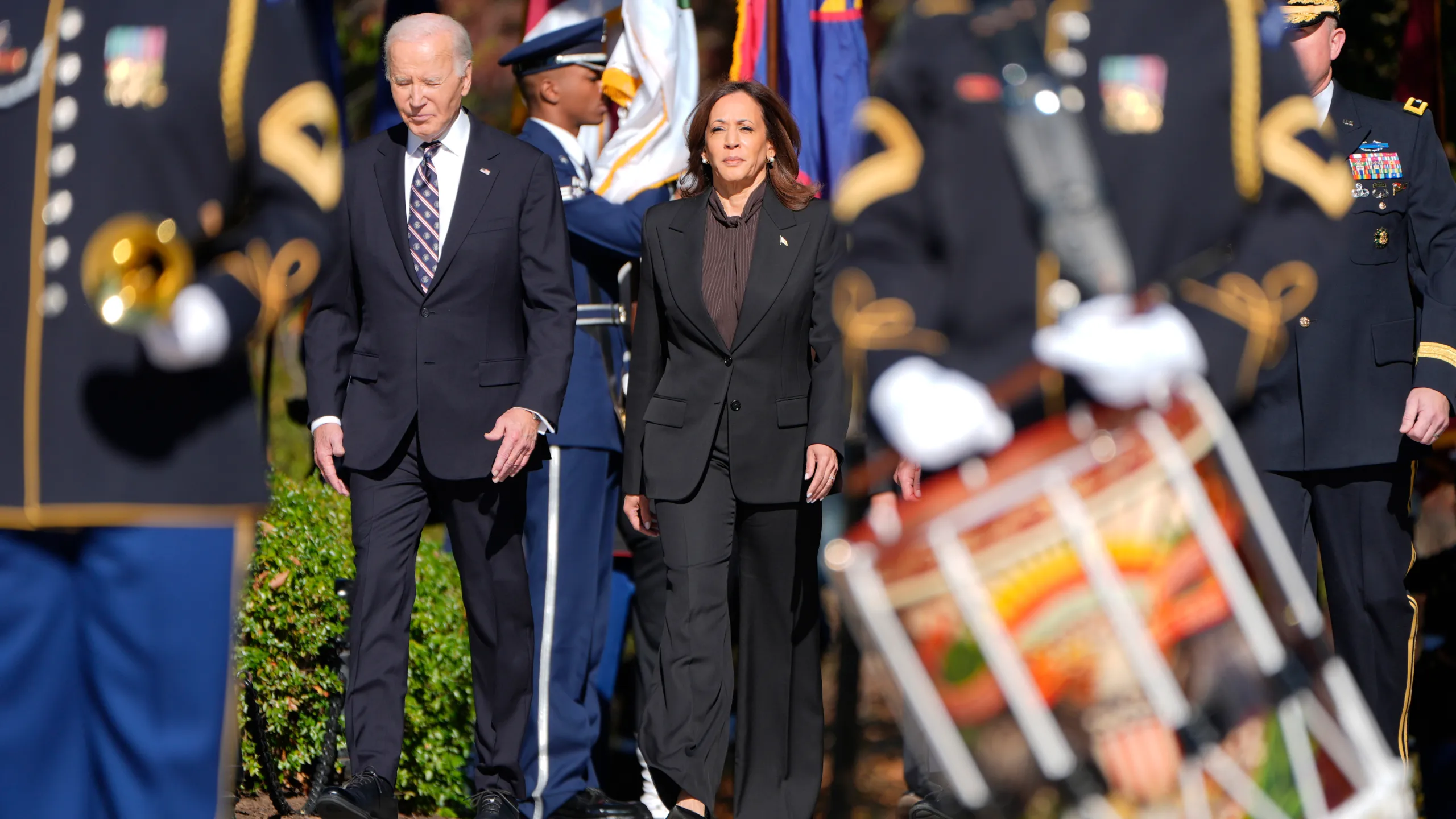 Biden și Harris au participat la un eveniment public împreună, de Ziua Veteranilor, pentru prima dată după pierderea alegerilor