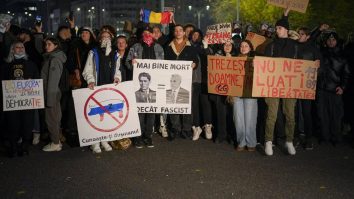 Peste 1.500 de oameni protestează de 4 zile împotriva viziunilor lui Călin Georgescu. Tinerii vor „libertate până la moarte”