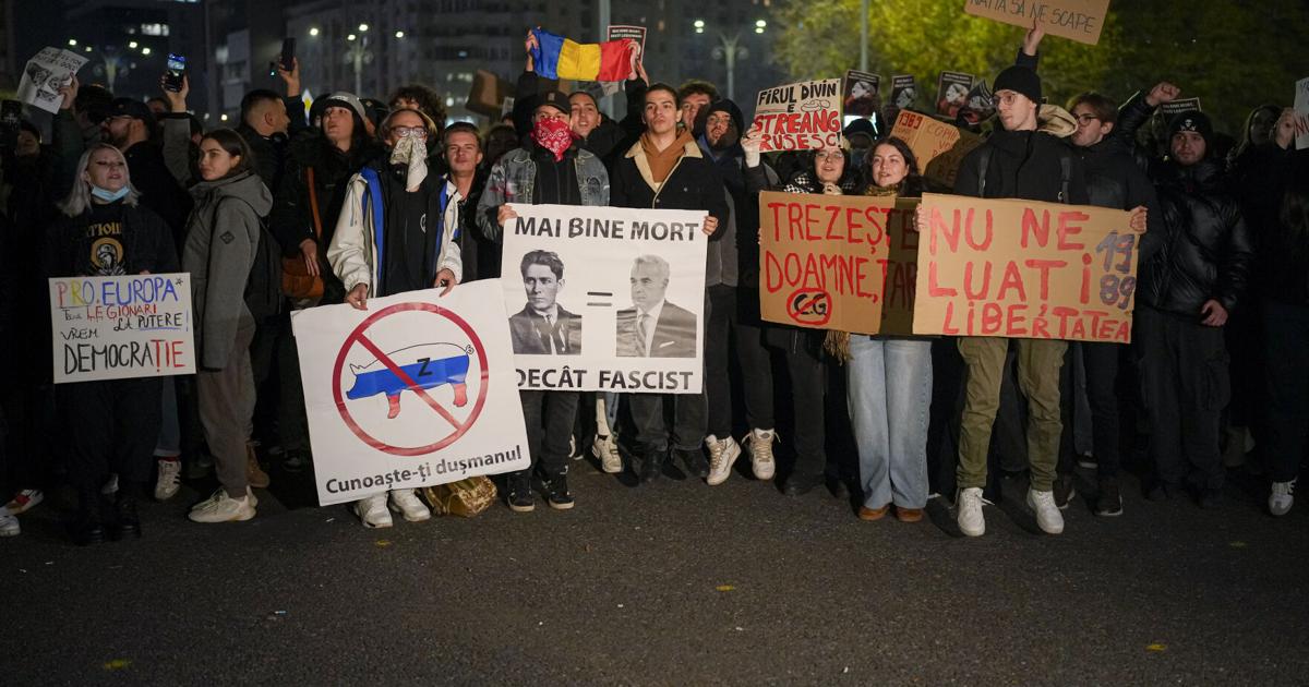 Peste 1.500 de oameni protestează de 4 zile împotriva viziunilor lui Călin Georgescu. Tinerii vor „libertate până la moarte”