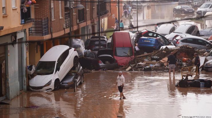 Premierul Spaniei a ordonat mobilizarea a 10.000 de soldați și polițiști în Valencia. Bilanțul deceselor a crescut la 211