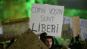 VIDEO. A cincea zi de proteste după alegerile prezidențiale. 400 de tineri protestează la Universitate: „Vot observat, nu manipulat”