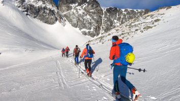 Vrei să mergi la schi? În weekend ninge la munte și în 16 județe
