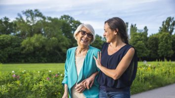 Age-gap friendship este noul trend. Psiholog: „Din prieteniile cu alte generații putem învăța lecții valoroase”