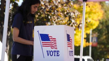 Au început să se închidă urnele în SUA. Când aflăm câștigătorul?
