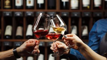 Britanicii recomandă să nu mergi cu vin când ești invitat la masă. Gazdele se pot simți obligate să te servească cu băutura adusă de tine