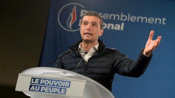 Jordan Bardella își lansează autobiografia „Ce Que Je Cherche”. Cartea a devenit numărul unu la vânzările editurii Fayard