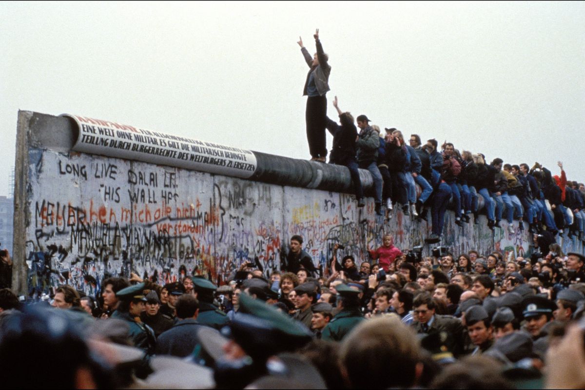 Astăzi se împlinesc 35 de ani de la căderea Zidului Berlinului. Expert: „Războiul Rece era unul ideologic, acum este unul economic”