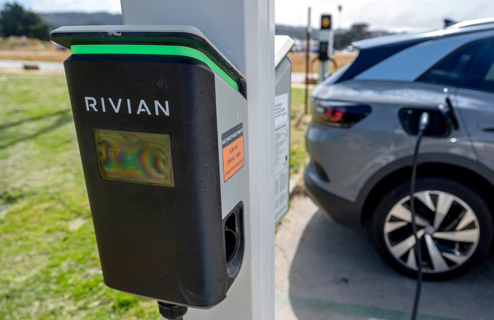 Volkswagen și Rivian investesc 5,8 miliarde USD în EV-uri. Împart tehnologia pentru a aduce noi modele mai rapid