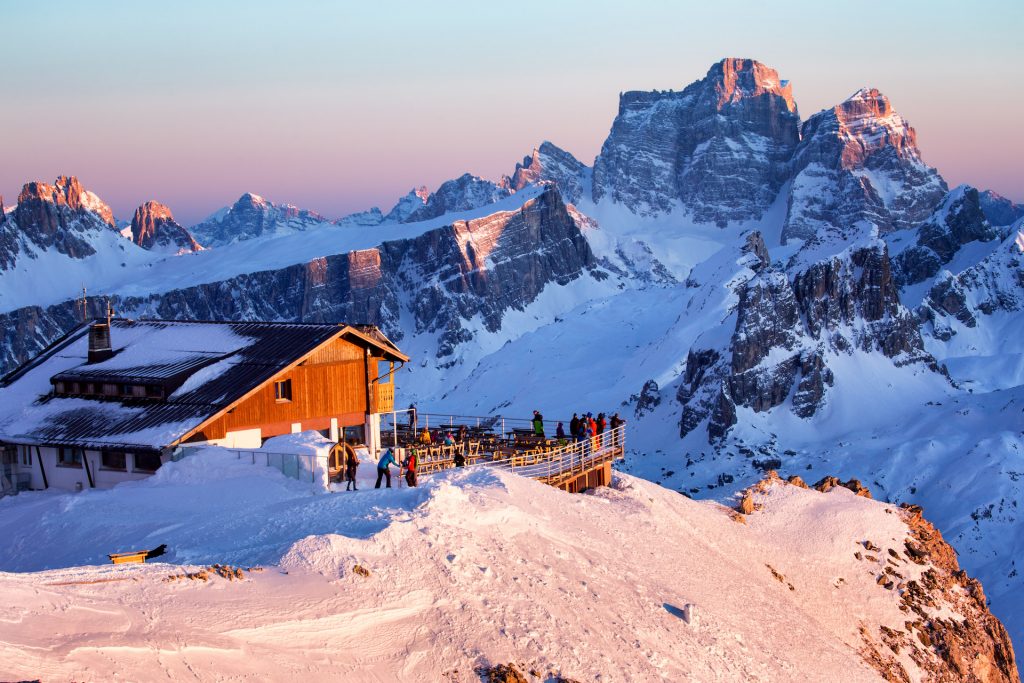 Unde mergi la schi iarna asta? Stațiunea Cortina d’Ampezzo are peste 120 de kilometri de pârtii Unde mergi la schi iarna asta? Stațiunea Cortina d’Ampezzo are peste 120 de kilometri de pârtii