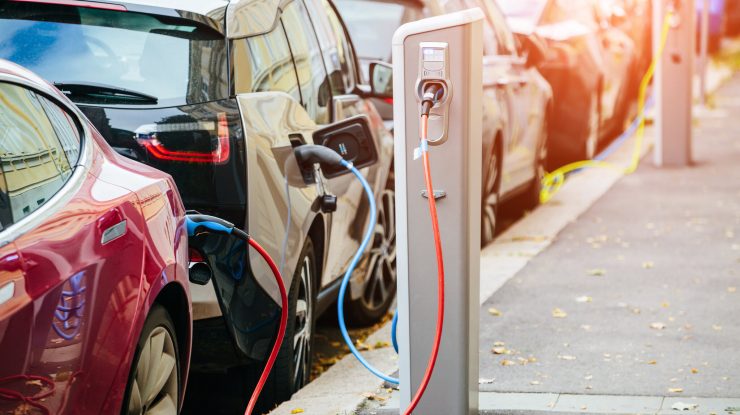 Analiză ZF. Cât costă să încarci o maşină electrică în România în comparaţie cu alte ţări