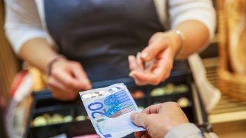 Plata în numerar va fi limitată. Ce prevede nouă inițiativă a Uniunii Europene