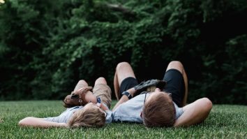 Cele mai apropiate persoane nu îți împărtășesc doar interesele, ci și microbii. Cum îți schimbă legăturile sociale microbiomul