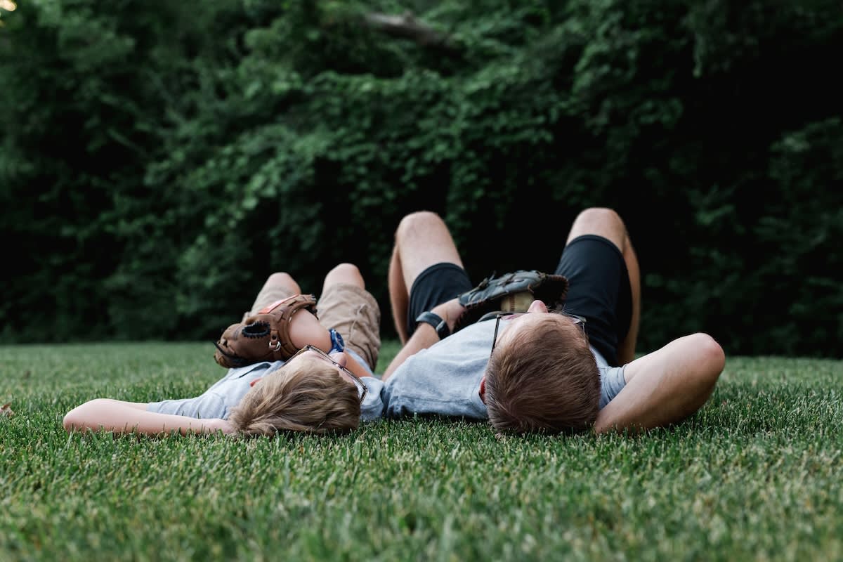 Cele mai apropiate persoane nu îți împărtășesc doar interesele, ci și microbii. Cum îți schimbă legăturile sociale microbiomul