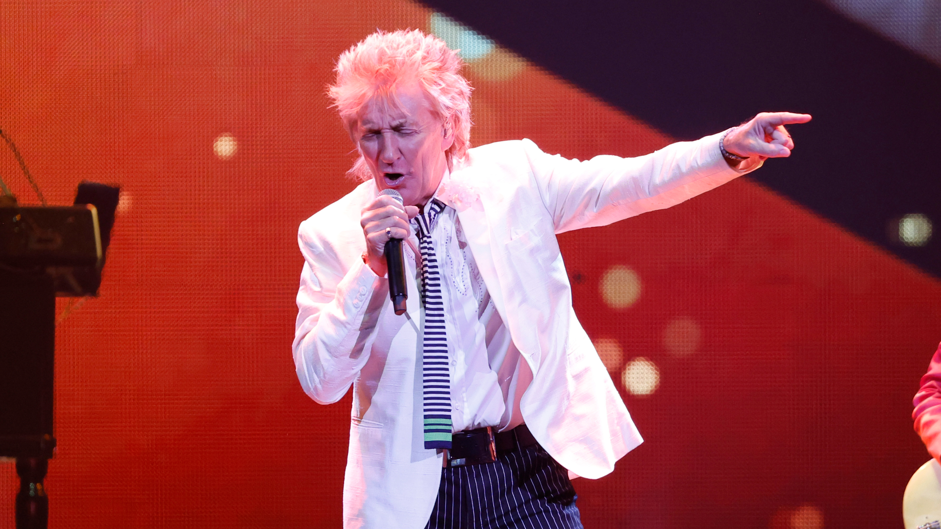 Rod Stewart va fi cap de afiș la Glastonbury anul viitor: „Sunt mândru și pregătit și mai mult decât capabil să urc din nou pe scenă”