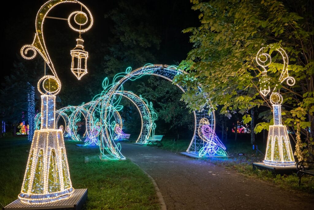 Ce vezi azi la Cluj? „Garden of Lights” din Grădina Botanică te așteaptă cu instalații artistice