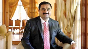 SUA îl acuză de fraudă pe miliardarul indian Gautam Adani. Acesta ar fi orchestrat o schemă de mită de 250 de milioane de dolari