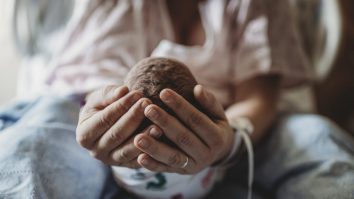 România se confruntă cu o scădere alarmantă a natalității. De ce nu vor tinerii să aibă copii