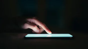 Tu faci parte din generația scroll? Gen Z petrece 15 ore pe zi consumând media