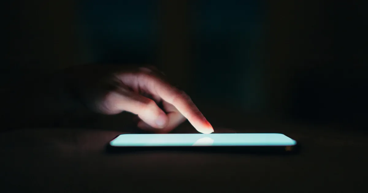Tu faci parte din generația scroll? Gen Z petrece 15 ore pe zi consumând media