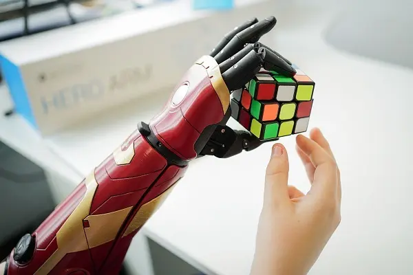 Robocop devine realitate. Neuralink testează implantul cerebral pentru braț bionic