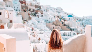 Inteligența Artificială își face loc pe scena turismului global. Vor lua influencerii digitali locul celor umani?