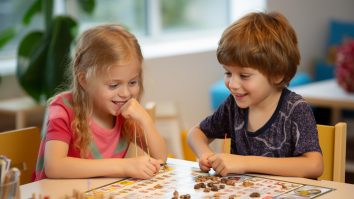 Cum ajută jocurile dezvoltarea copiilor? Yollanda Crețescu: „E o metodă prin care copiii învață despre lume și despre ei înșiși”