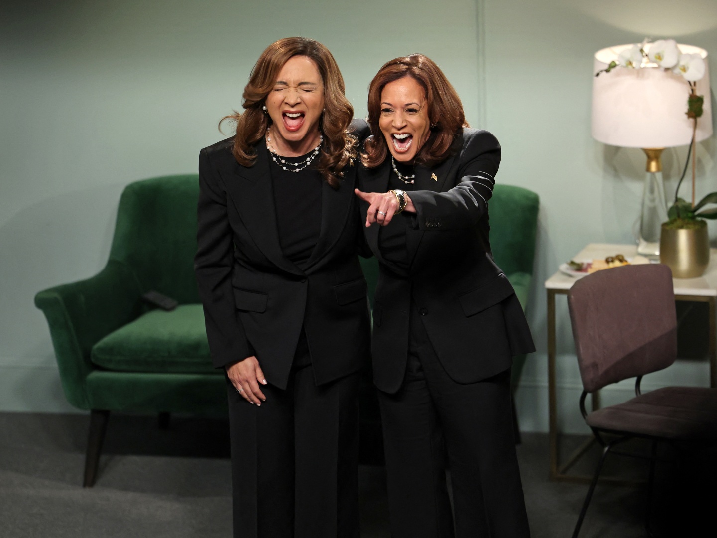Kamala Harris are o apariție surpriză în emisiunea NBC Saturday Night Live. Cum arată sondajele la câteva zile înainte de alegeri