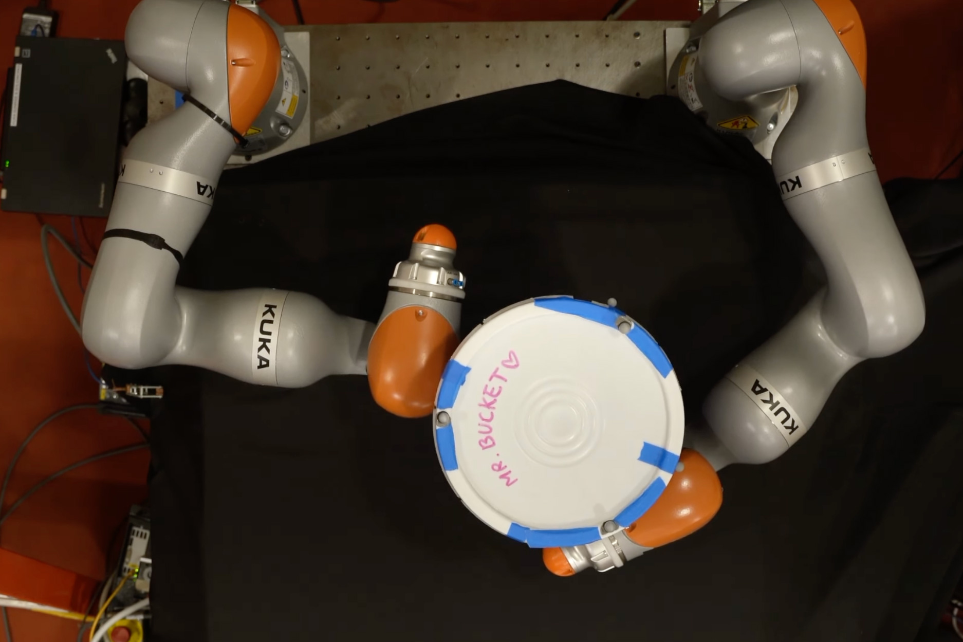 MIT antrenează roboții ca și cum ar fi modele AI. Cum arată viitorul roboților autonomi