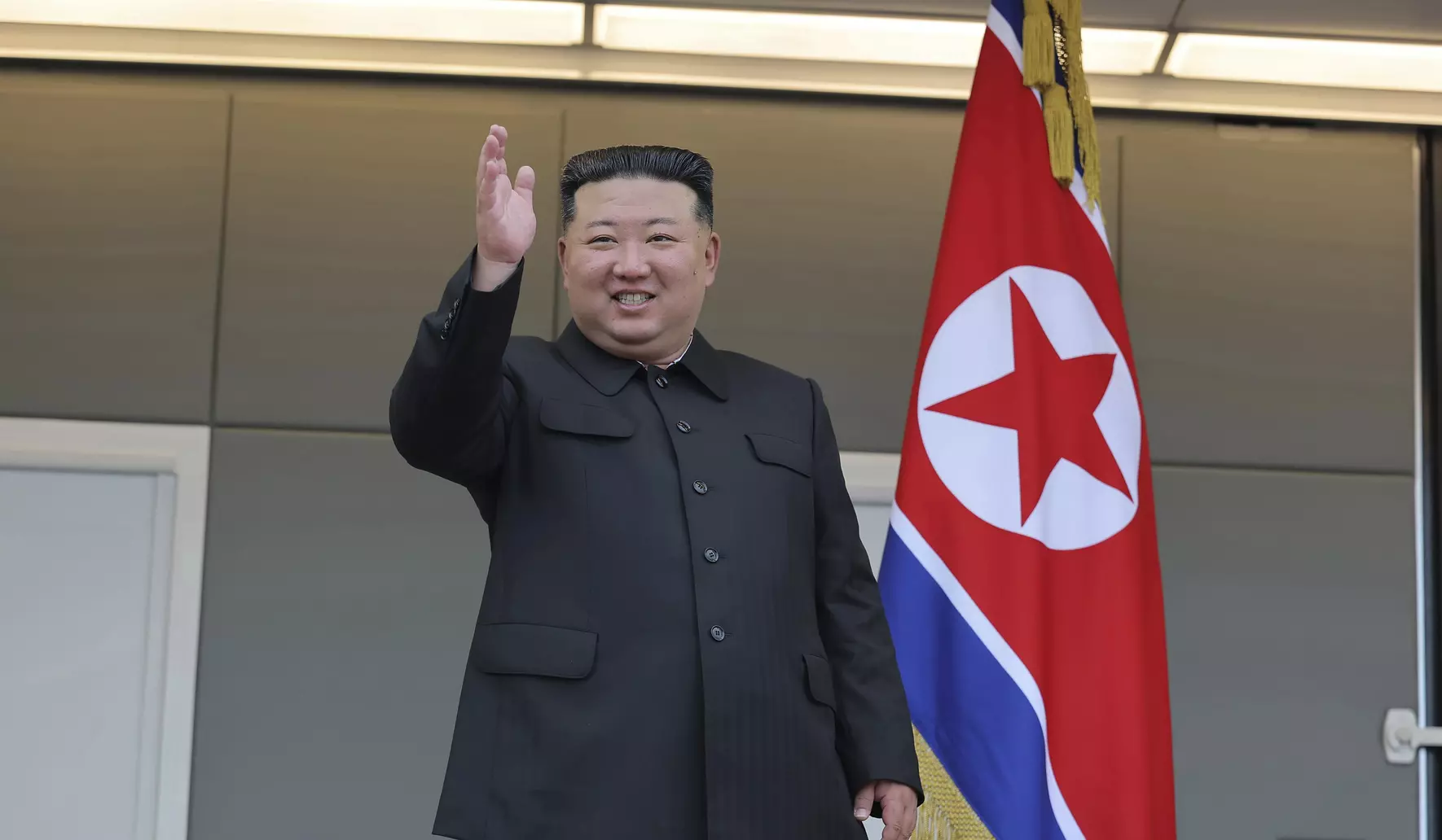 Liderul nord-coreean Kim Jong Un ordonă producerea în masă a dronelor de atac sinucigaș