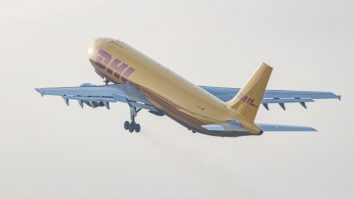 Un avion cargo s-a prăbușit peste o casă lângă Aeroportul din Vilnius. O persoană a murit, iar o alta a fost rănită
