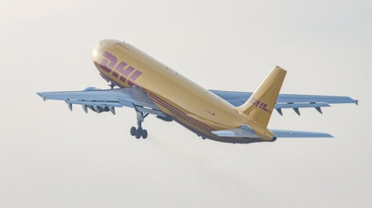 Un avion cargo s-a prăbușit peste o casă lângă Aeroportul din Vilnius. O persoană a murit, iar o alta a fost rănită