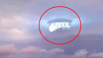 OZN deasupra României: O imagine din 2022 publicată de un fost oficial al Pentagonului face înconjurul internetului. Cât de credibilă este fotografia