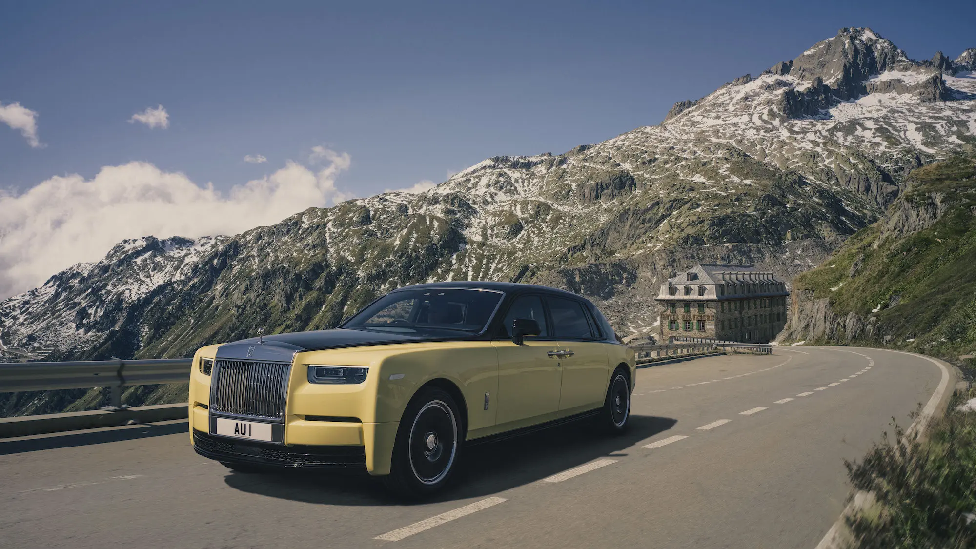 Rolls-Royce lansează un „Goldfinger” cu detalii din aur. Modelul marchează 60 de ani de la apariția filmului James Bond