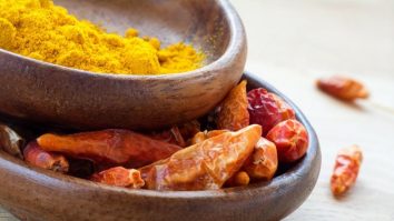 Cum stai departe de răceli în sezonul rece? Ardeiul iute și turmericul pot stimula sistemul imunitar