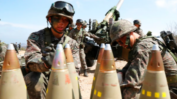 Rusia înarmează trupele nord-coreene cu arme de infanterie la frontiera cu Ucraina