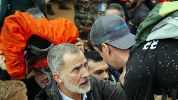 Regele și Regina Spaniei au fost întâmpinați cu noroi în Valencia. Numărul victimelor a crescut la 214