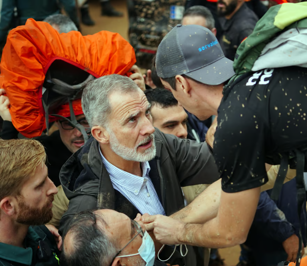 Regele și Regina Spaniei au fost întâmpinați cu noroi în Valencia. Numărul victimelor a crescut la 214