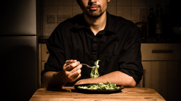 STUDIU. Singurătatea la masă este dușmanul ascuns al taliei tale, arată cercetătorii de la Oxford