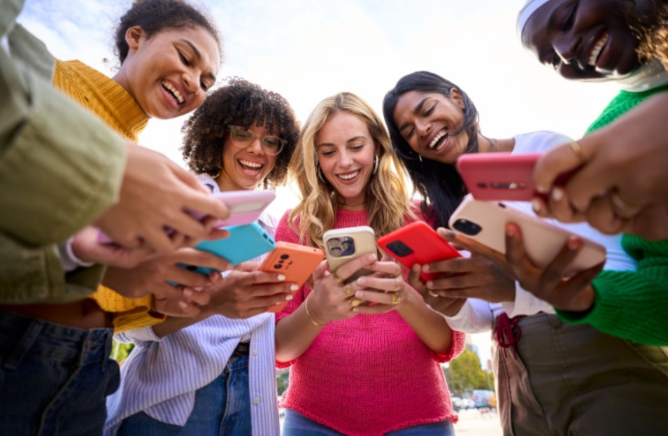 Aplicațiile preferate ale Generației Z: Care sunt strategiile de succes ale Temu și TikTok în atragerea tinerilor consumatori