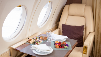 Gastronomie la înălțime: Ce mâncăruri rafinate te așteaptă la bordul avioanelor de lux