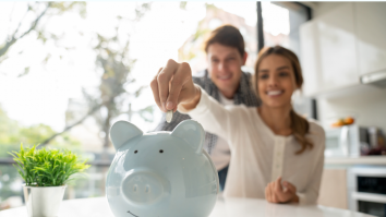 STUDIU. Tinerii din Generația Z prioritizează experiențele și bunăstarea personală în cheltuielile lor