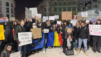 Mii de tineri protestează în România față de Călin Georgescu: „Viitorul suntem noi, nu Georgescu-n turul doi”