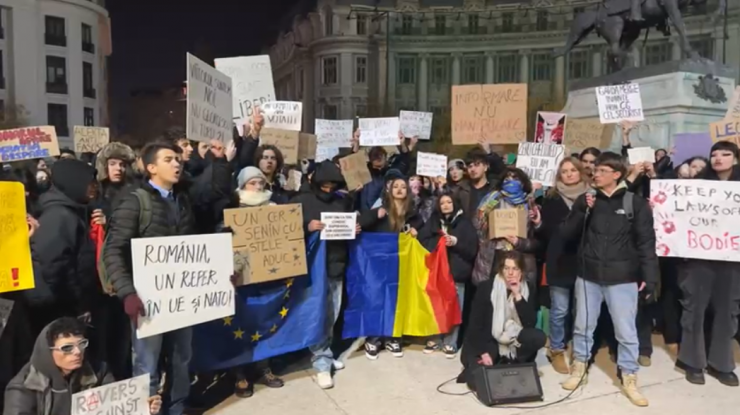Mii de tineri protestează în România față de Călin Georgescu: „Viitorul suntem noi, nu Georgescu-n turul doi”
