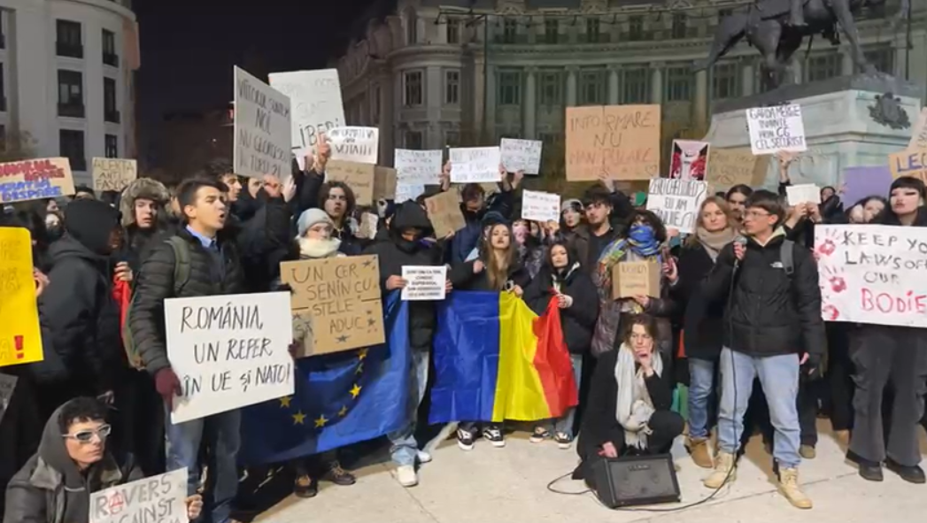 Mii de tineri protestează în România față de Călin Georgescu: „Viitorul suntem noi, nu Georgescu-n turul doi”