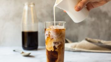 Cold brew coffe cucerește SUA și Europa. Cum se prepară o astfel de băutură