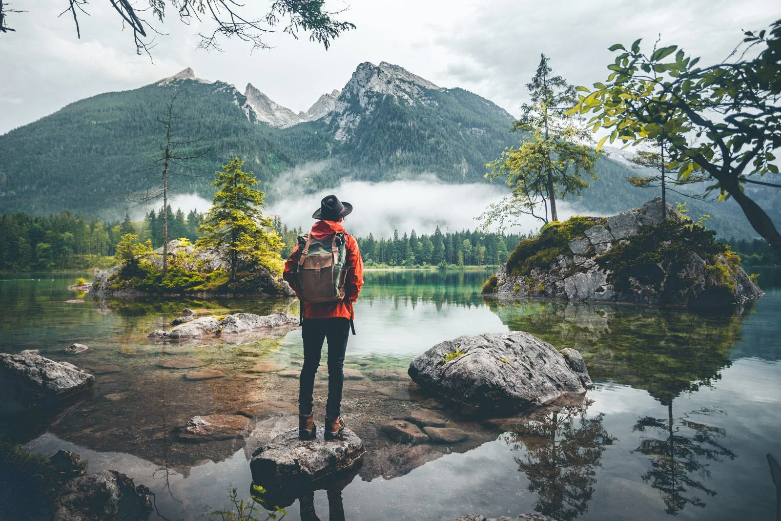 Solo travel este noul trend în rândul tinerilor. De ce aleg tot mai mulți oameni să călătorească fără familie și prieteni