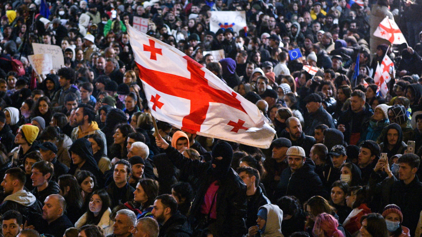 Georgia a decis să amâne discuțiile privind aderarea la Uniunea Europeană până în 2028. Mii de oameni protestează în Tbilisi