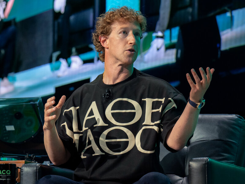 Jeff Bezos, Elon Musk și Mark Zuckerberg își schimbă radical stilul vestimentar. Cum explică psihologii această transformare în rândul miliardarilor