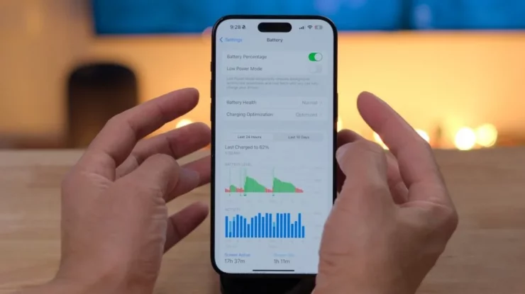 Tim Cook adaugă o nouă funcție pe iOS 18.2. De acum poți vedea cât timp mai durează până când telefonul tău va fi complet încărcat