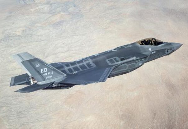 Klaus Iohannis a promulgat legea care permite achiziţionarea de avioane F-35. Contractul e de 6,5 miliarde de dolari